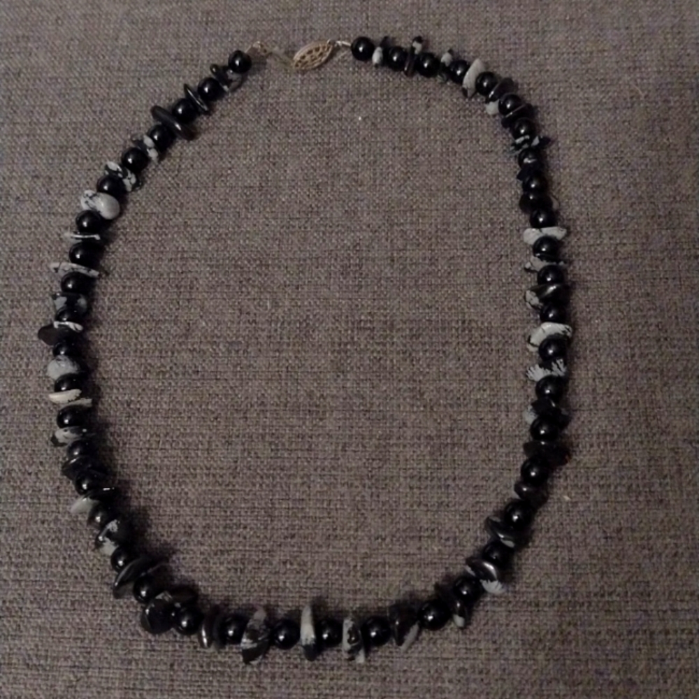 Women's bead necklace